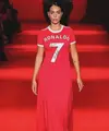 Gaun yang dengan rok menyapu lantai tersebut mirip dengan salah satu seragam yang dikenakan pemain Portugal itu selama berada di Manchester United, meski lambang tim Inggrisnya tidak terlihat. [@georginagio]