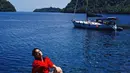 Dengan latar belakang sebuah kapal dan laut biru yang sangat indah, Clara berpose di sebuah dermaga. Menggunakan baju merah dan celana pendek putih membuat pemain film Sebelum Iblis Menjemput ini tampak semakin cantik diterangi sinar matahari. (Liputan6.com/IG/clarabernadeth)