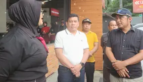 Wakil Wali Kota Depok, Chandra Rahmansyah melakukan sidak ke rumah makan tidak memiliki izin IMB, Harjamukti, Cimanggis, Depok. (Liputan6.com/Dicky Agung Prihanto)