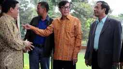 Menkumham, Yasonna Laoly dan Mohammad Mahfud M.D berbincang usai rapat koordinasi di Bogor, Jawa Barat, Sabtu (24/9). Forum diikuti pakar ahli hukum untuk mengakomodasi keinginan publik. (Liputan6.com/Gempur M Surya).