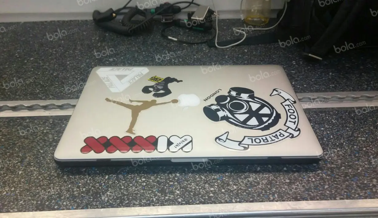 Laptop ini adalah salah satu benda yang selalu dibawa Philo Paz Armand di setiap balapan yang diikutinya. (Bola.com/Reza Khomaini)