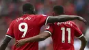 Striker Manchester United, Anthony Martial, bersama Romelu Lukaku merayakan gol ke gawang West Ham pada laga Premier League di Stadion Old Trafford, Manchester, Minggu (13/8/2017). Manchester United menang 4-0 atas West Ham. (AP/Dave Thompson)