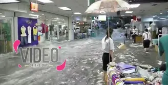Banjir Bandang Terjang Mall di China