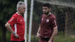 Pelatih Persija Jakarta, Ivan Kolev, berdiskusi dengan Jakhongir Abdumuminov saat latihan di Lapangan Sutasoma, Jakarta, Rabu (16/1). Ini merupakan latihan perdana yang dipimpin oleh Ivan Kolev. (Bola.com/Yoppy Renato)