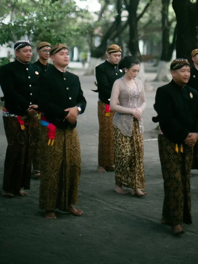 6 Pesona Celine Evangelista Jadi Perempuan Jawa Pakai Kebaya di Grebeg Besar Keraton Solo, Tak Kalah Anggun Berpose dengan Putri Raja