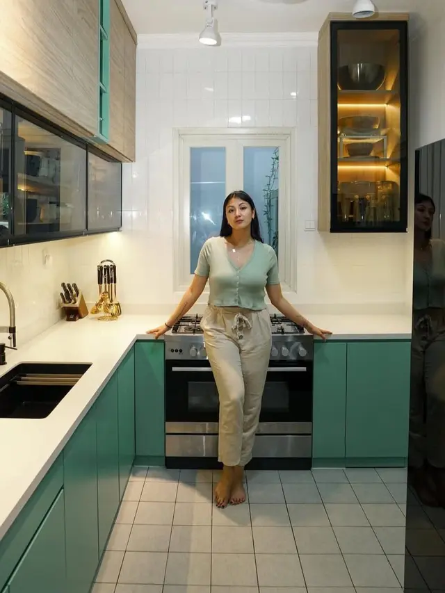 Warna Dapur Sharena Delon Memberikan Kesan Alam