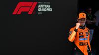 Pembalap McLaren F1 Team, Lando Norris, berhasil meraih podium juara di Formula 1 GP Austria 2025 yang berlangsung di&nbsp;Sirkuit Red Bull Ring, Spielberg, Austria, Minggu (29/6/2025) malam WIB. (AFP/Andrej ISAKOVIC)