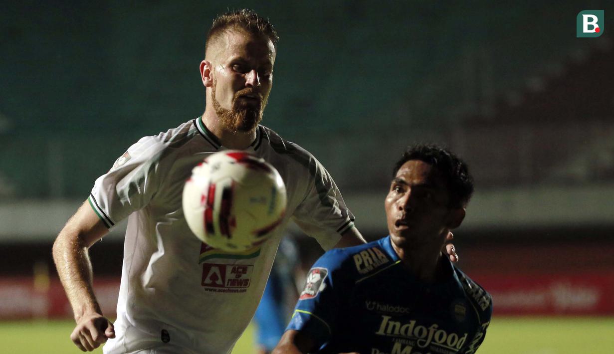 Pemain Persib Bandung, Frets Butuan (kanan) dijaga ketat pemain PS Sleman, Maslac Mario dalam laga leg pertama semifinal Piala Menpora 2021 di Stadion Maguwoharjo, Sleman, Jumat (16/4/2021). Persib menang 2-1 atas PS Sleman. (Bola.com/Ikhwan Yanuar)
