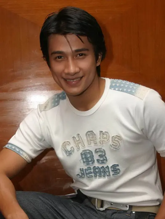 Adi Firansyah meninggal dunia di usianya yang baru menginjak 22 tahun. Ia meninggal dunia setelah mengalami kecelakaan motor pada 23 Desember 2006. (Foto: kapanlagi.com)