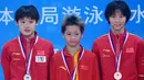 Quan Hongchan (tengah). Atlet loncat indah putri Cina berusia 14 tahun ini juga akan berlaga di nomor papan 10 meter seperti rekannya, Chen Yuxi. Quan Hongchan merupakan satu-satunya peloncat indah putri yang belum sekalipun menyabet gelar juara dunia. (Foto: scmp.com)