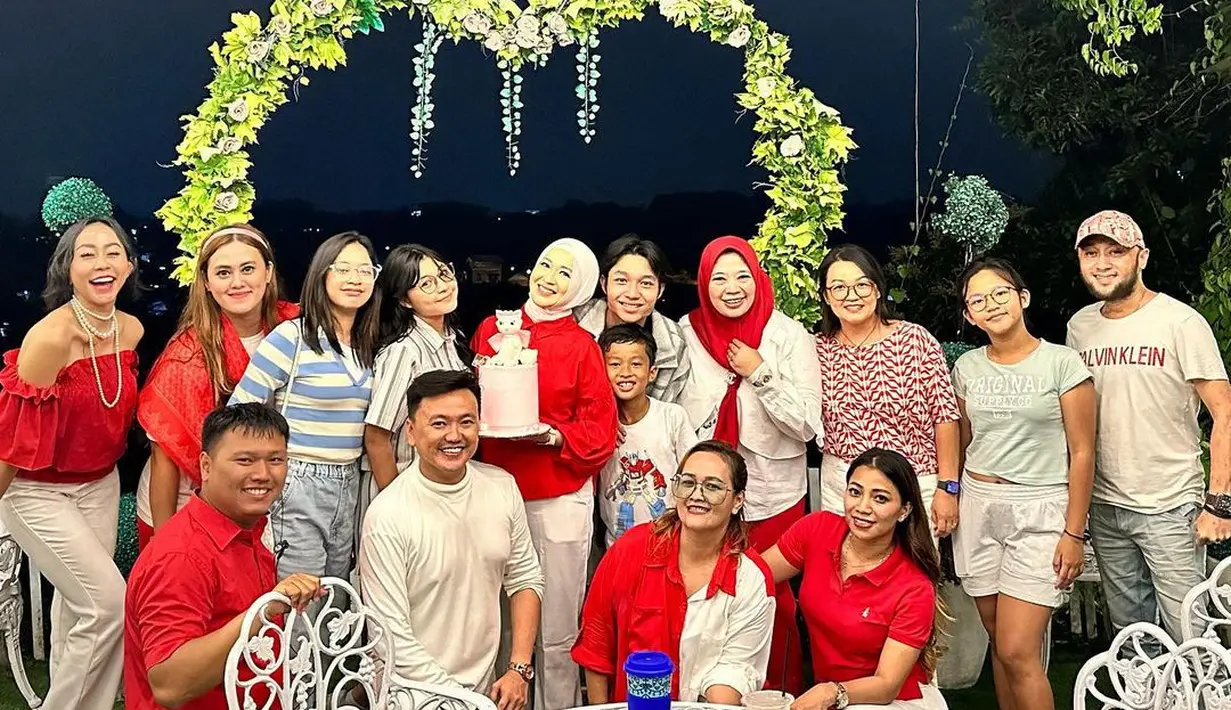 Potret kebahagiaan Okie merayakan ulang tahun bersama empat anaknya. Pemeran film Not For Sale itu mengenakan outfit merah dan putih. [Instagram/okieagustina_]