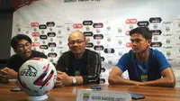 Pelatih Blitar Bandung United, Liestiadi dalam sesi konferensi per di Graha Persib, Jalan Sulanjana, Bandung, Senin (1/7/2019). (Bola.com/Erwin Snaz)