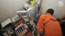 Tersangka menunjukkan proses pembuatan liquid vape narkoba di Kelapa Gading, Jakarta, Rabu (31/10). Pengungkapan pabrik liquid vape narkoba ini merupakan hasil pengembangan dari tiga tersangka yang ditangkap beberapa hari lalu. (Merdeka.com/Iqbal Nugroho)