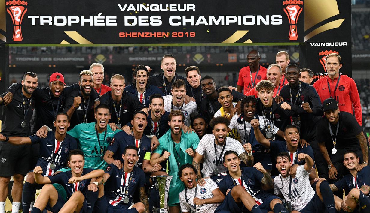 Para pemain PSG merayakan gelar juara Piala Super Prancis usai mengalahkan Rennes di Stadion Shenzhen, China, Sabtu (3/8). PSG menang 2-1 atas Rennes. (AFP/Franck Fife)