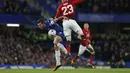 Duel yang dilakukan Cesar Azpilicueta dan Luke Shaw pada babak kelima FA Cup yang berlangsung di stadion Stamford Bridge, London, Selasa (19/2). Man United menang 2-0 atas Chelsea. (AFP/Adrian Dennis)