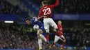 Duel yang dilakukan Cesar Azpilicueta dan Luke Shaw pada babak kelima FA Cup yang berlangsung di stadion Stamford Bridge, London, Selasa (19/2). Man United menang 2-0 atas Chelsea. (AFP/Adrian Dennis)