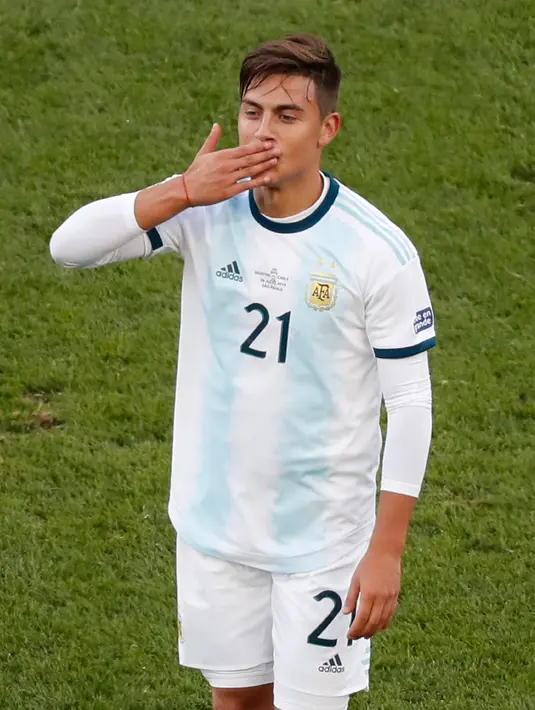 Striker Argentina, Paulo Dybalaberselebrasi usai mencetak gol ke gawang Chile pada pertandingan perebutan tempat ketiga Copa America 2019 di Arena Corinthians di Sao Paulo, Brasil (6/7/2019). Argentina sukses  merebut posisi ketiga usai mengalahkan Chile 2-1. (AP Photo/Nelson Antoine)