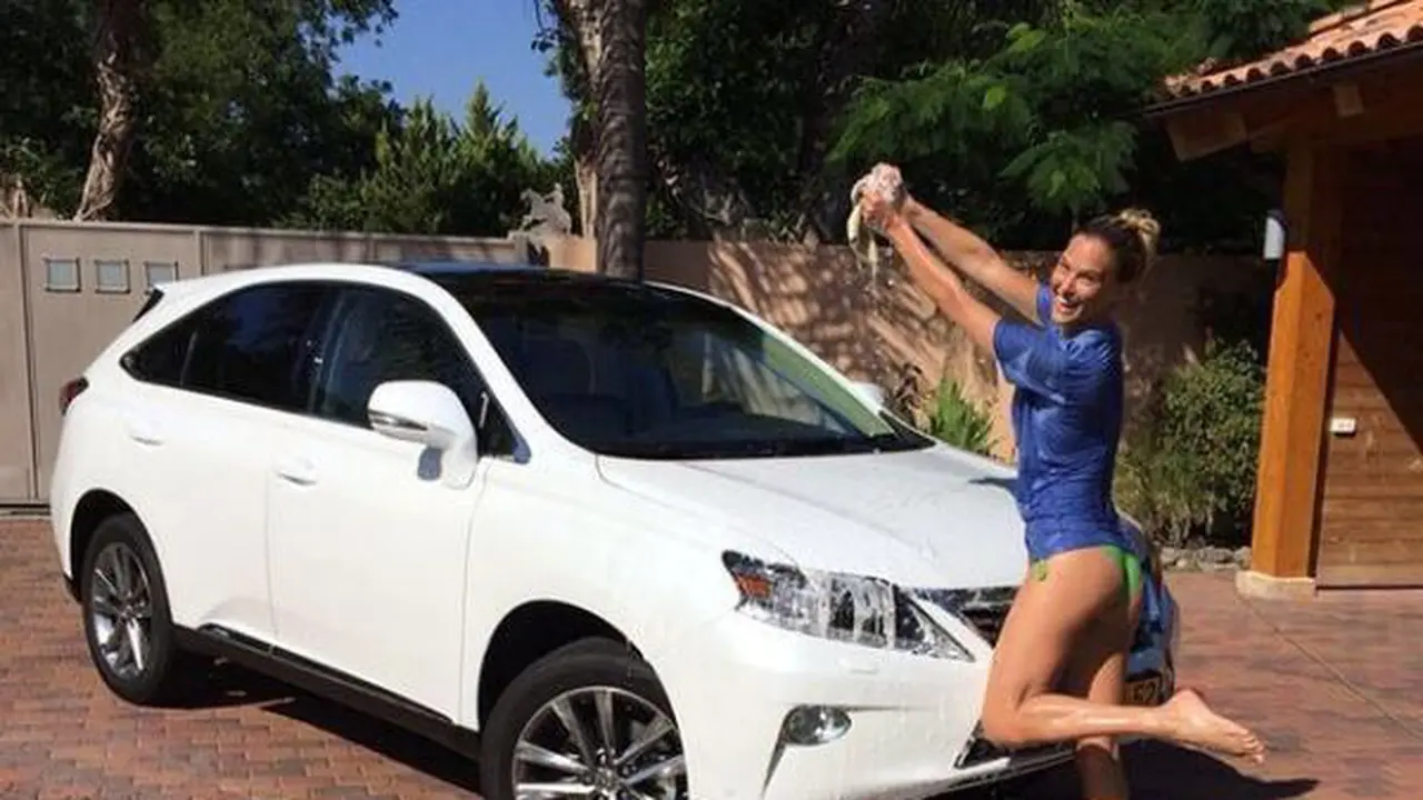 Seksinya Bar Rafaeli Saat Mandiin Mobil Pakai Bikini