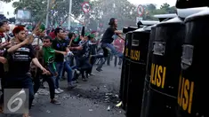 Ratusan mahasiswa dari BEM Se- Indonesia bentrok dengan aparat saat berunjuk rasa menagih Nawacita pemerintahan Jokowi-JK di Jalan Medan Merdeka Barat, Jakarta, Kamis (20/10). (Liputan6.com/Gempur M Surya)