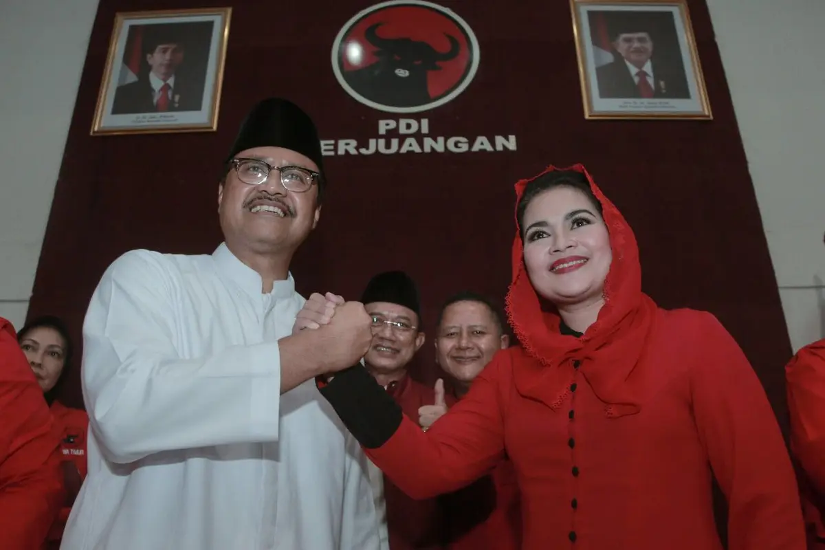 Pasangan Calon Gubernur Jatim Saifullah Yusuf (Gus Ipul) dan Calon Wakil Gubernur Puti Guntur Soekarno. (Liputan6.com/Dian Kurniawan)
