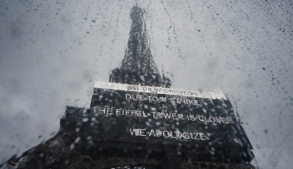 Foto yang diambil di Paris pada tanggal 22 Februari 2024 menunjukkan sebuah informasi kepada para pengunjung, Menara Eiffel ditutup karena para staf melakukan mogok kerja terkait pengelolaan keuangan monumen oleh kota. (Dimitar DILKOFF/AFP)