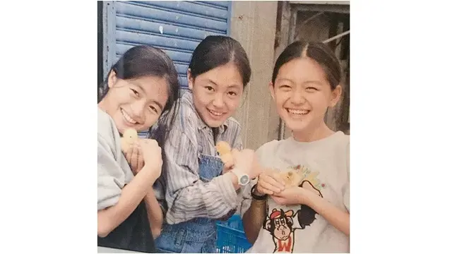 6 Potret Masa Remaja Barbie Hsu, Awali Karier Jadi Penyanyi Tahun 1994 Bareng Adik
