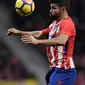 Pemain depan Atletico Madrid Diego Costa mengontrol bola saat melawan Valencia dalam pertandingan Liga Spanyol di stadion Wanda Metropolitano, Madrid (4/2). (AFP Photo/Gabriel Bouys)