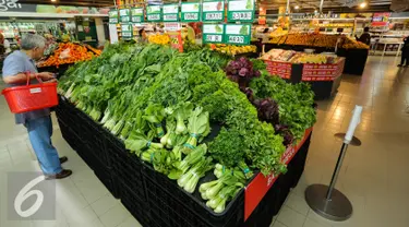 Seorang pembeli memilih sayur-mayur di sebuah supermarket di Jakarta, Jumat (19/6/2015). Berbagai jenis sayuran antara lain seperti cabai merah, kacang panjang, timun, bawang merah, mengalami kenaikan di awal bulan puasa. (Liputan6.com/Faizal Fanani)