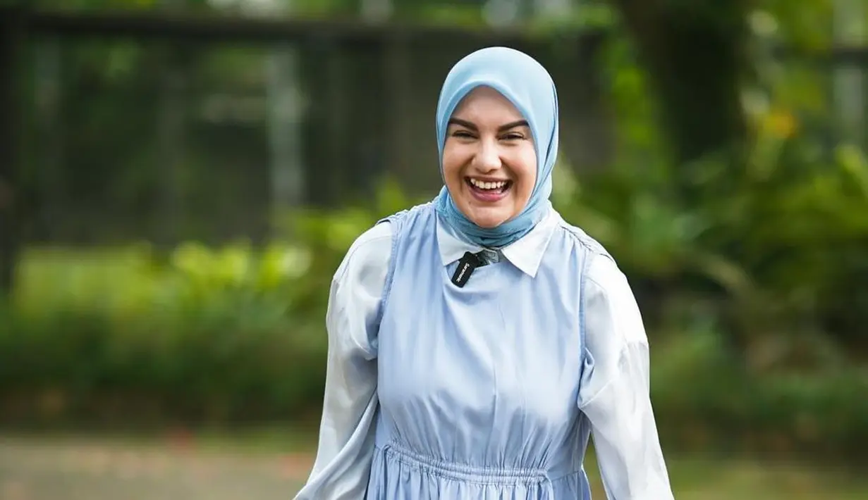 Irish Bella saat momen candid tersenyum lepas ini tuai atensi. Banyak warganet menyukai senyuman manis dari Irish Bella ini. Tak heran, unggahan foto Irish Bella yang tersenyum lepas ini banjir like dan komentar dari warganet. (Liputan6.com/IG/_irishbella_)