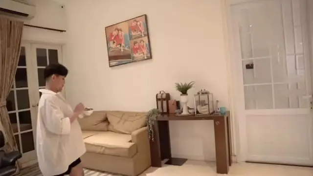 Area Santai di Dekat Dapur, Lengkap dengan Sofa dan Meja