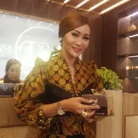 Inul Daratista saat pembukaan toko kue di Surabaya. (Teddy Kurniawan/Bintang.com)