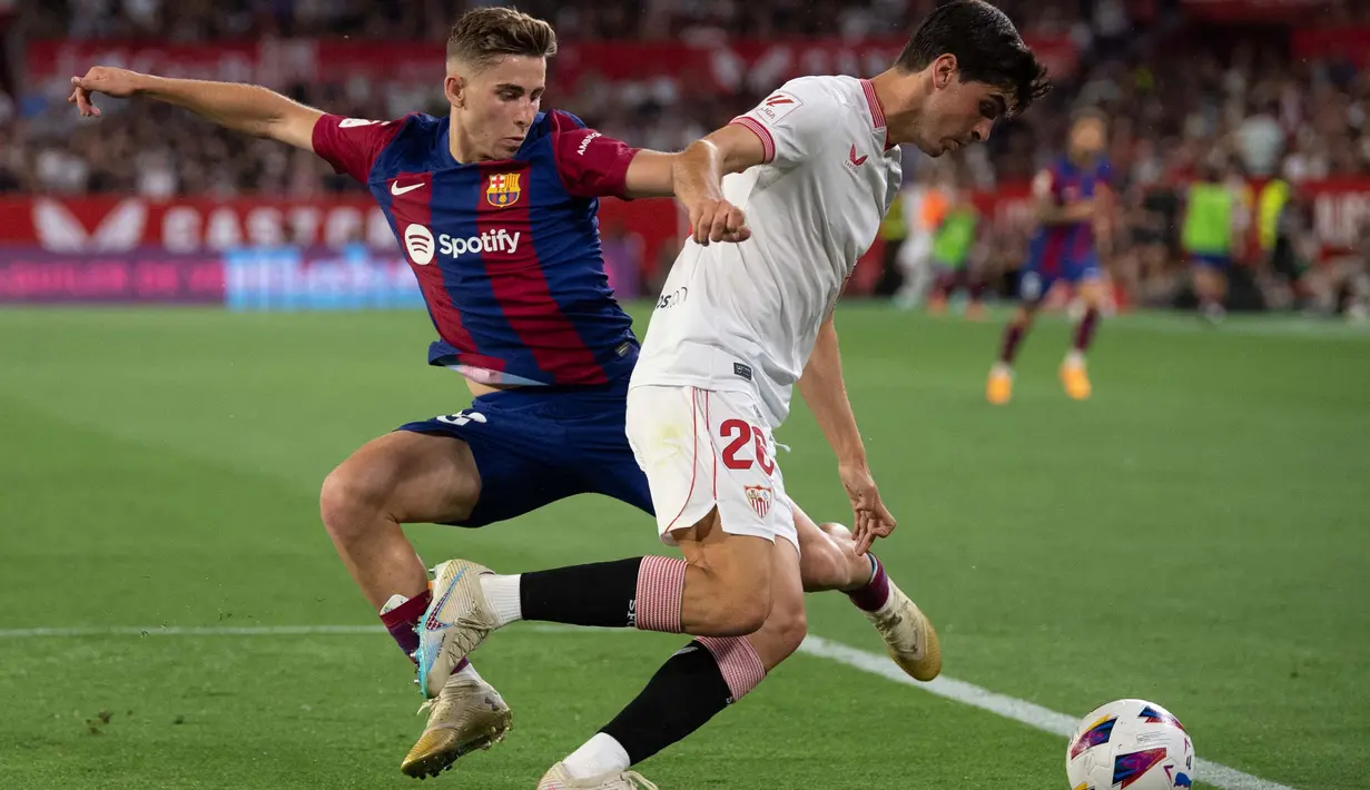 Barcelona unggul 2-1 atas Sevilla. (JORGE GUERRERO/AFP)