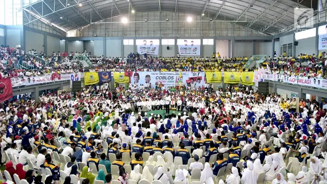 FOTO: Jokowi Tunjukkan Kartu Sakti Saat Kampanye di Probolinggo