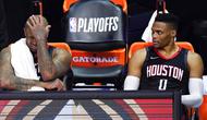 Pebasket Houston Rockets, P.J. Tucker dan Russell Westbrook, tampak kecewa usai ditaklukkan Los Angeles Lakers pada gim kelima semifinal wilayah barat, Minggu (13/9/2020). Lakers menang dengan skor 119-96. (AP Photo/Mark J. Terrill)