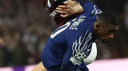 Laga leg kedua perempat final Liga Champions 2024/2025 dimulai dengan permainan terbuka kedua tim. Meski Aston Villa langsung menggempur, namun Paris Saint-Germain mampu mengontrol tempo permainan dengan baik. (FRANCK FIFE/AFP)