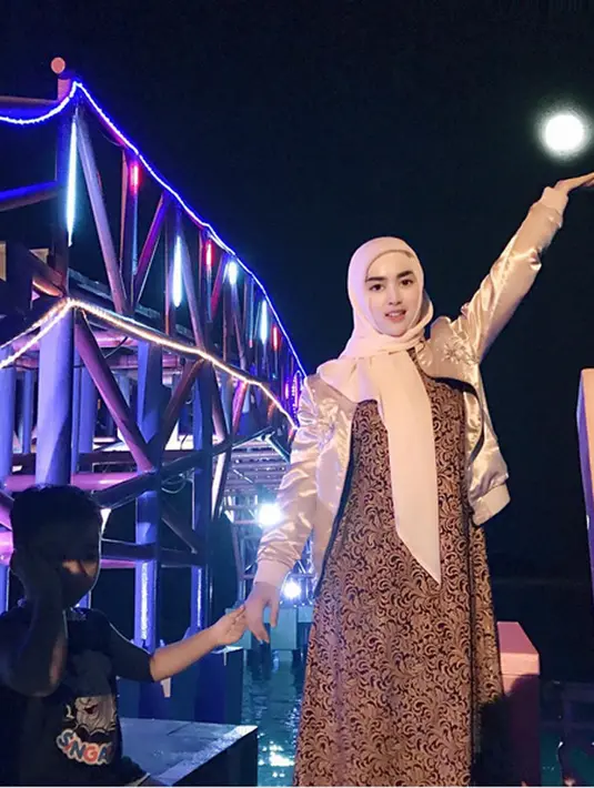 Beberapa kegalauannya Tiara dituangkan di media sosial. Belum lama ini, saat mengunggah foto bersama anaknya, ia mengaku berada dalam kesedihan bersama orang yang tepat lebih enak daripada  bahagia bersama orang yang salah. (Instagram/tiaradewireal)