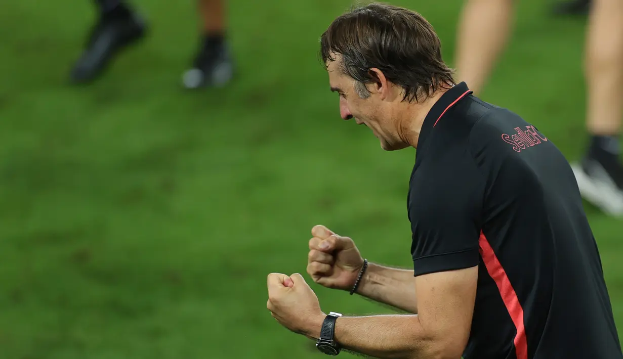 Pelatih Sevilla Julen Lopetegui bersama pemainnya merayakan juara Piala Europa setelah mengalahkan Inter Milan di stadion RheinEnergie, Cologne, Jumat (21/8/2020). Sevilla juara Piala Europa setelah menang 3-2 atas Inter Milan. (Friedemann Vogel/Pool via AP)