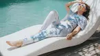 Bersantai di tempat yang bagus bisa menjadi salah satu liburan seru para artis. Termasuk artis cantik yang namanya melambung karena sinetron Ganteng-Ganteng Serigala, Jessica Mila. Jessica Mila terlihat begitu sumringah menikmati suasana tenang saat bersantai di pinggir kolam renang. (Liputan6.com/IG/@jscmila)