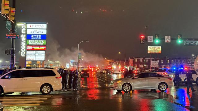 Rekaman video ini milik @lika_449 menunjukkan kebakaran, kepulan asap, dan petugas tanggap darurat setelah sebuah pesawat kecil jatuh di sebuah lingkungan di Philadelphia Timur Laut, Pennsylvania pada tanggal 31 Januari 2025. (Dok: AFP)