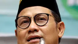 Wakil Ketua MPR Muhaimin Iskandar (tengah) memberi sambutan dalam Parlemen Santri Angkatan IV F-PKB MPR RI, Jakarta, Kamis (19/4). Cak Imin didampingi Ketua F-PKB MPR Jazilul Fawaid dan Plt Ketua F-PKB DPR Cucun Syamsurizal. (Liputan6.com/Johan Tallo)