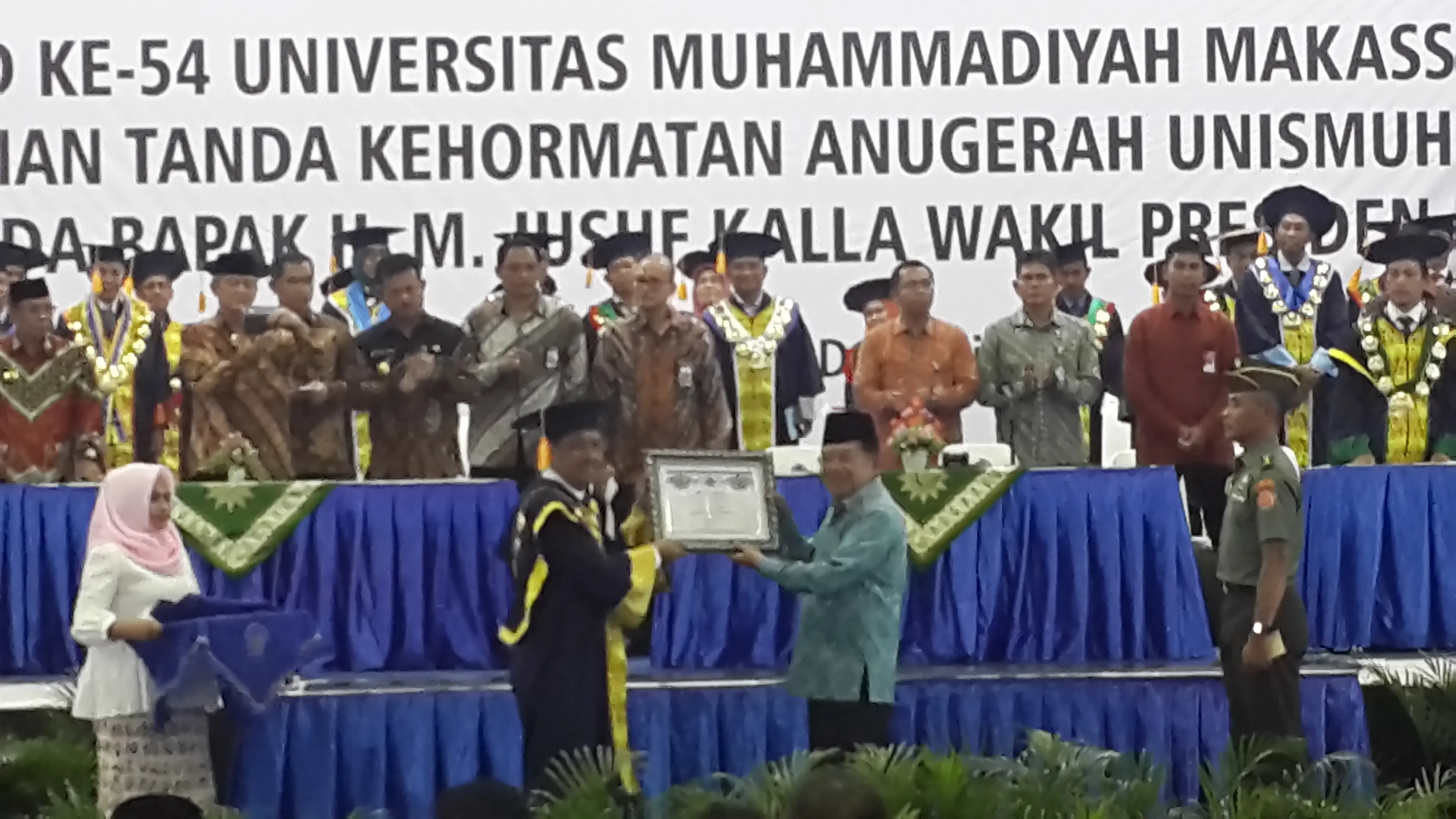 Wapres Jusuf Kalla menerima gelar kehormatan di Universitas Muhammadiyah Makassar. (Liputan6.com/Putu Merta Surya Putra)