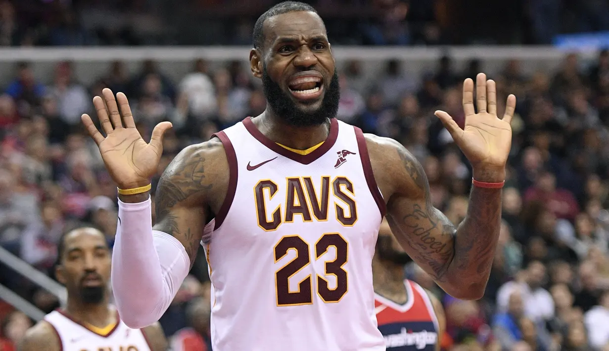 Ekspresi pemain Cleveland Cavaliers, LeBron James (23) melakukan protes kepada wasit saat melawan Wizards pada laga NBA basketball game di Capital One Arena, Washington, (17/12/2017). Cleveland menang 106-99. (AP/Nick Wass)