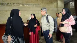 Sejumlah calon jamaah umrah bersiap keluar dari gedung Bareskrim Mabes Polri usai konsultasi pelaporan dugaan penipuan salah satu agen perjalanan, Jakarta, Senin (5/2). (Liputan6.com/Helmi Fithriansyah)