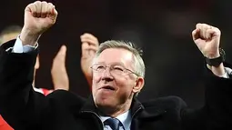 Bos MU Sir Alex Ferguson meluapkan kegembiraan usai tim asuhannya mengalahkan Schalke 04 4-1 pada leg kedua semifinal Liga Champions di Old Trafford, 4 April 2011. MU unggul agregat 6-1. AFP PHOTO/PAUL ELLIS