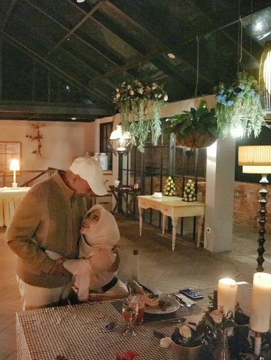 <p>Pasangan ini juga kerap menunjukkan momen romantis dalam rumah tangganya. Momen saat perayaan anniversary pernikahan yang ke-5. [Instagram/santiasokamala]</p>