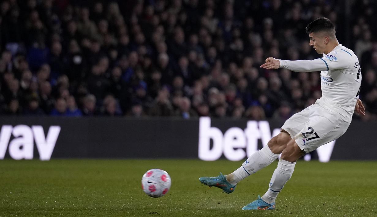 Ancaman berikutnya datang dari Joao Cancelo pada menit ke-27, di mana tembakan jarak jauhnya membentur tiang gawang. (AP Photo/Matt Dunham)