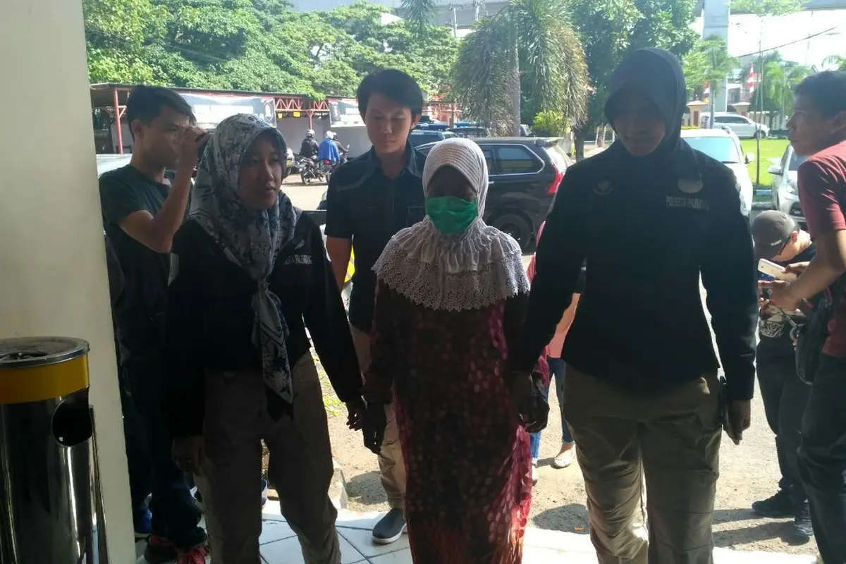 Nenek Jawo alias Harni digiring ke Polresta Palembang (Liputan6.com / ist - Nefri Inge)
