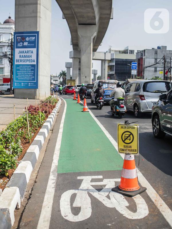 Kendaraan melintas di samping jalur khusus sepeda di Jalan Fatmawati Raya, Jakarta Selatan, Rabu (30/10/2019). Penundaan pembangunan jalur sepeda pada 2020 lantaran Komisi B ingin mengetahui rencana induk pembangunan jalur sepeda secara keseluruhan. (Liputan6.com/Faizal Fanani)