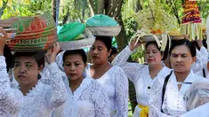 Ratusan umat Hindu di Kawasan Banten mendatangi Pantai Salira untuk melangsungkan Upacara Melasti (Liputan6.com/Andrian M Tunay)