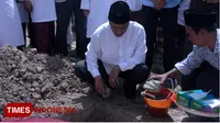 Bupati Lombok Barat, Fauzan Khalid saat melakukan peletakan batu pertama pembangunan Masjid Umar Ibnu Khattab. (Humas Lombok Barat for TIMES Indonesia)